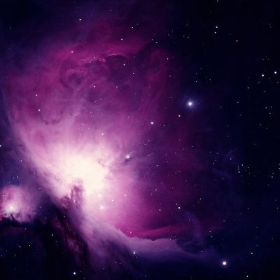 星音网内容运营俞岸整理读者来信与纠错记录的工作场景，窗边光线柔和安静